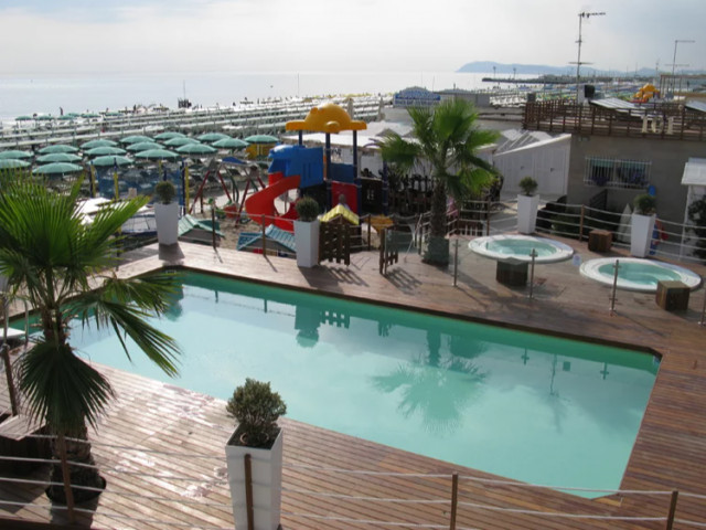 media.piscina-spiaggia1